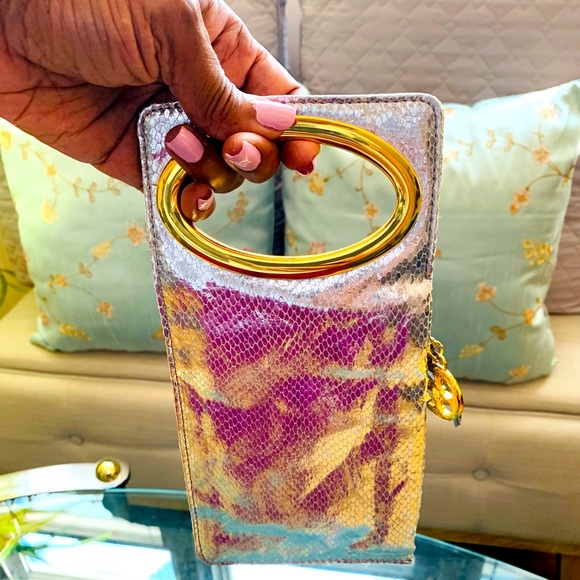 ✨ IMAN✨ Metallic Silver Mini Clutch W/Gold Hardware & Logo Medallion - Picture 3 of 10